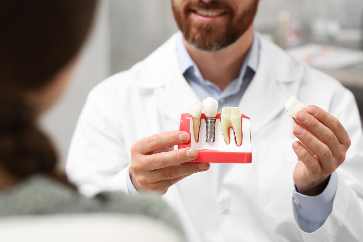 Tratamiento de implantes dentales seguro y efectivo en Foz