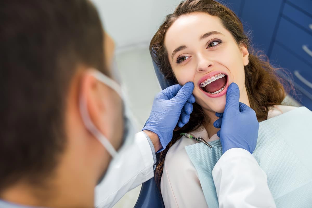 Dientes bien alineados con ortodoncia en Foz